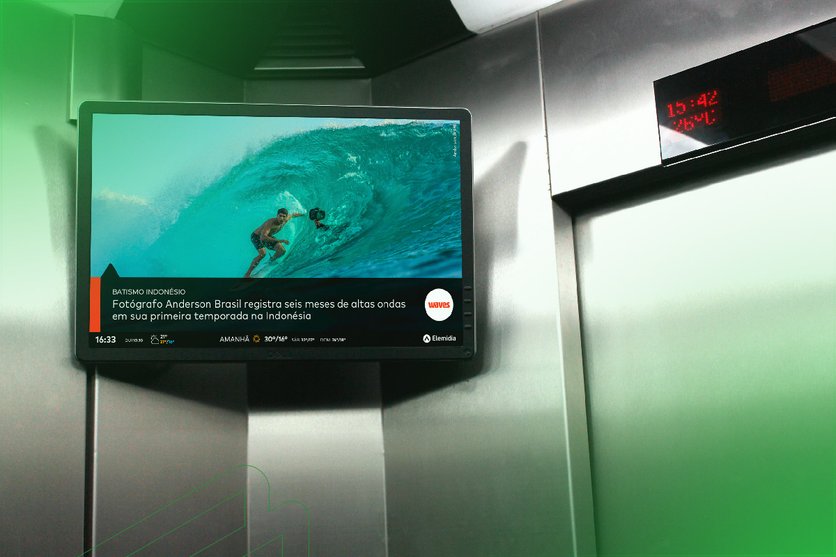 imagem dentro do elevador mostrando tela digital 4yousee telas transporte digital setor impacto